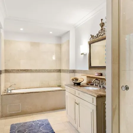 Eden Roc Hébergement de vacances *